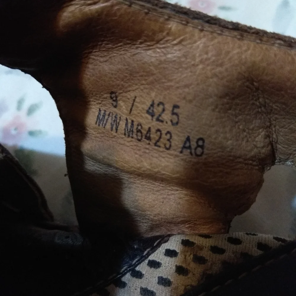 Bórn Handcrafted Leather Sandals - Picture 9 of 9